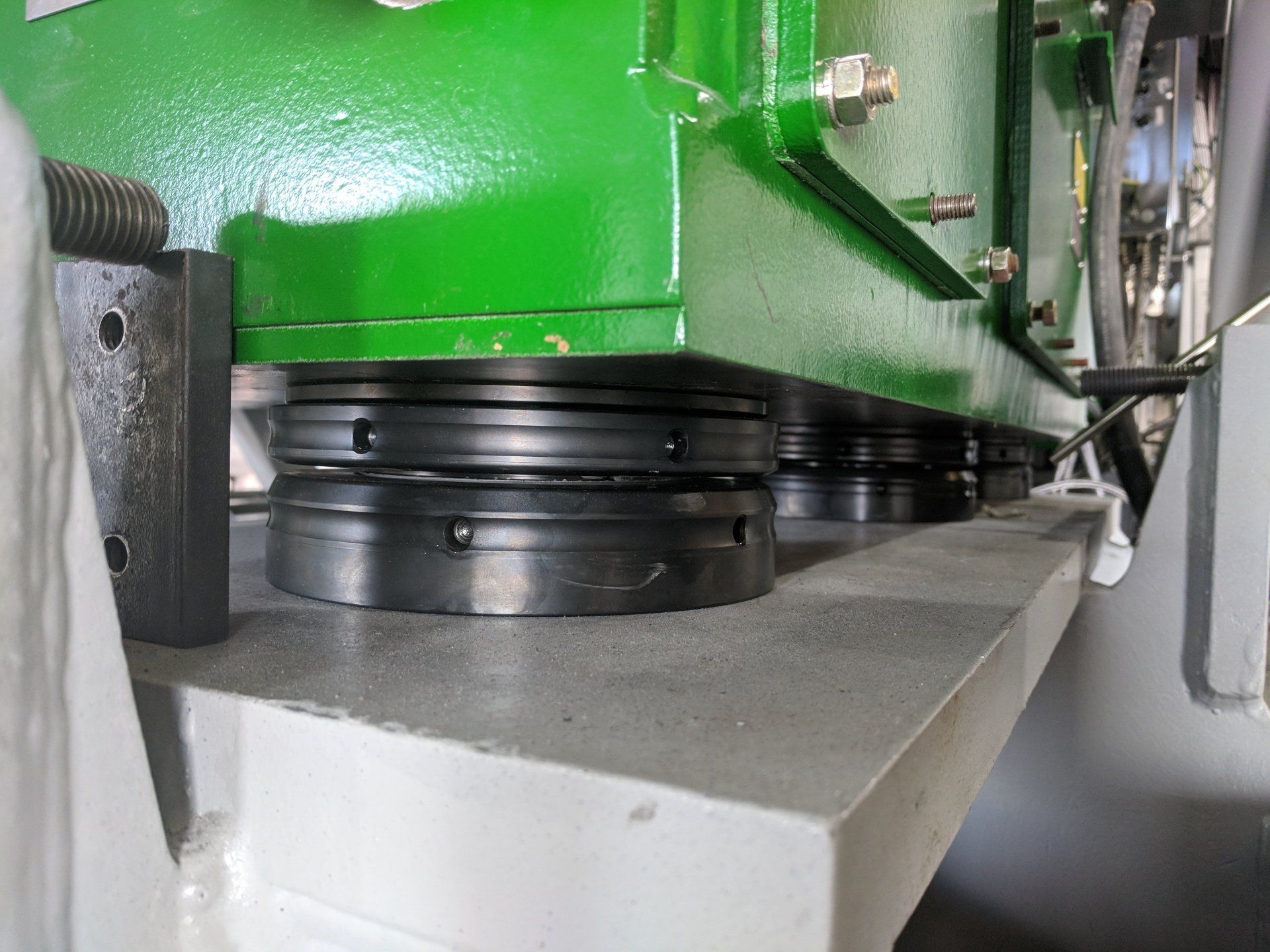 mechanically adjustable chocks