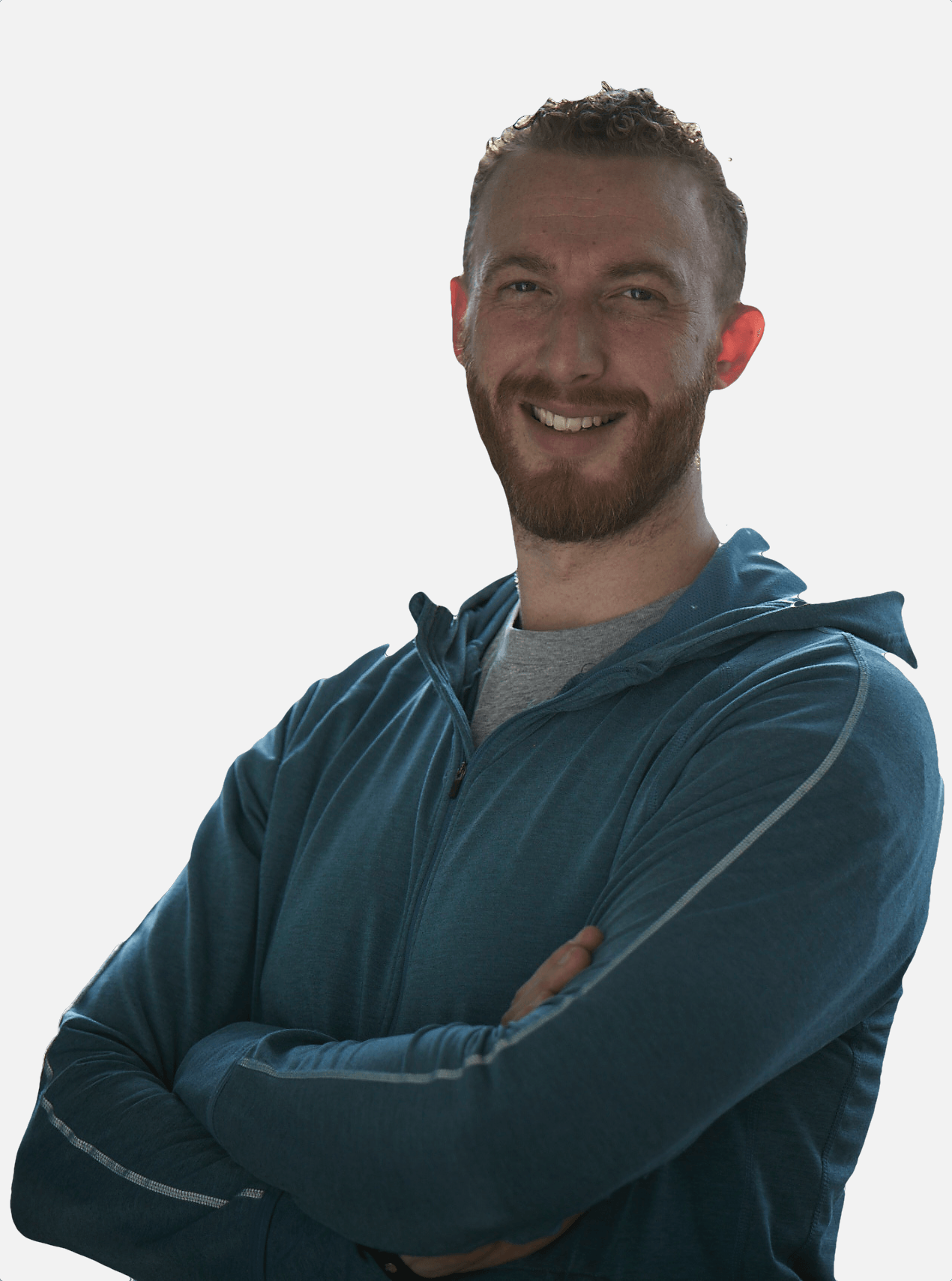 Lachende man in een blauwe hoodie met gekruiste armen tegen een witte achtergrond