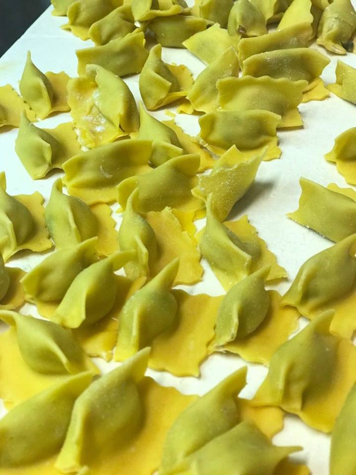 Pezzi di pasta gialla sparsi su una superficie bianca