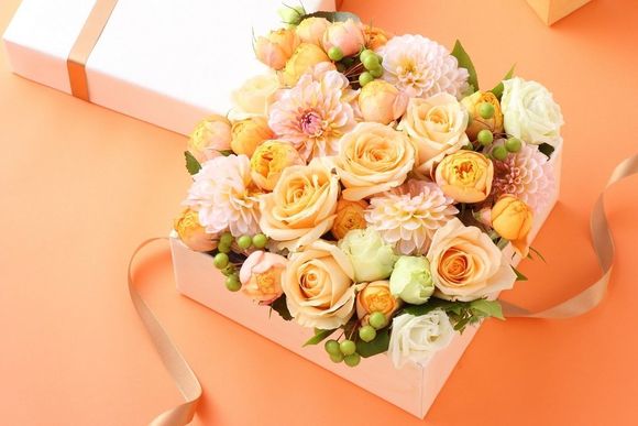Composizione con fiori freschi