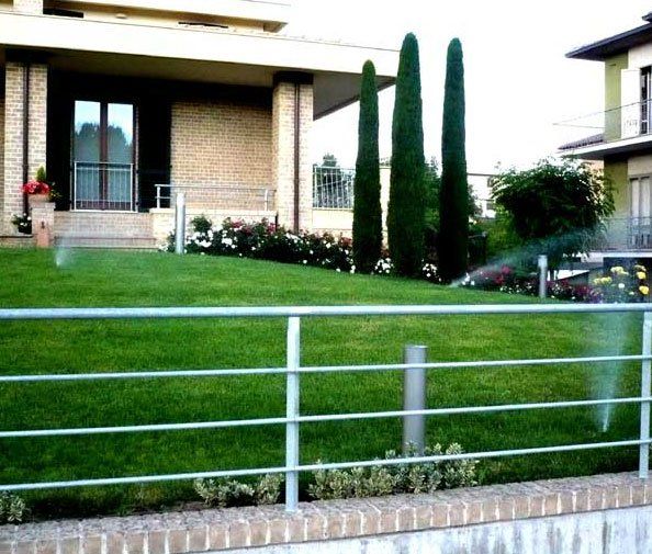 prato di casa con sistema di irrigazione