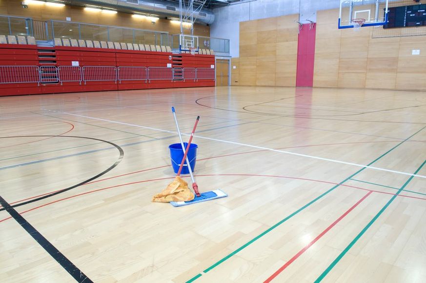 Pulizia campo da basket