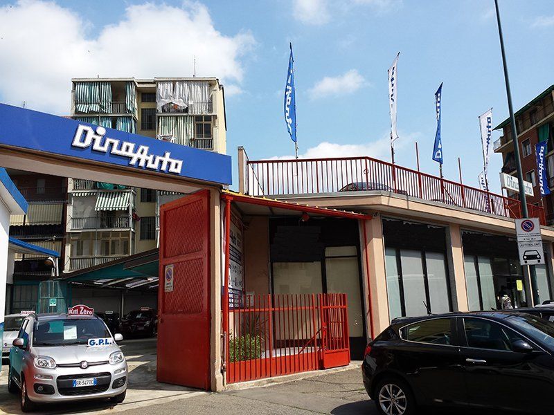 ingresso di una concessionaria di automobili