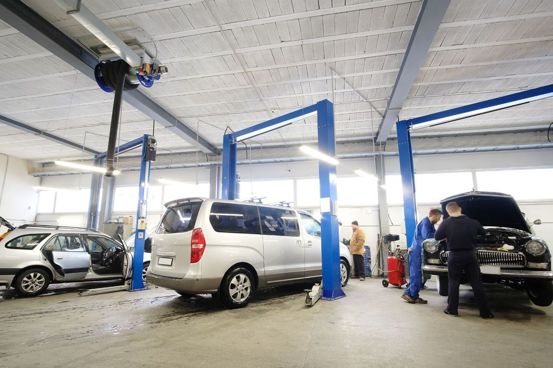 auto in officina durante una riparazione