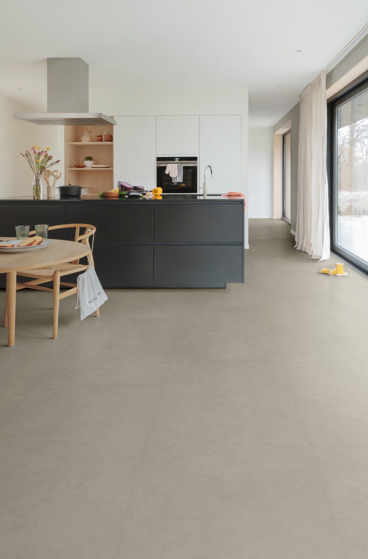 Een keuken met een tafel, stoelen en een groot kookeiland.