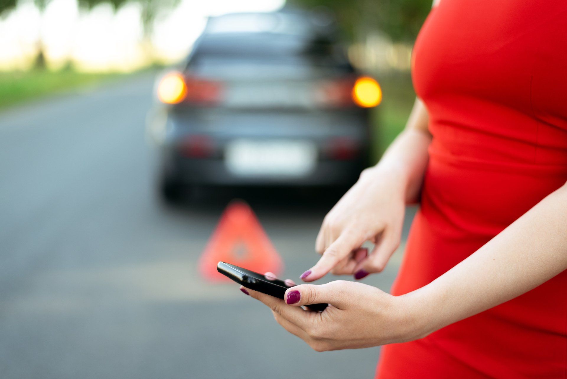 Woman Calling for Towing Service | Elkton, MD | Extreme Towing LLC