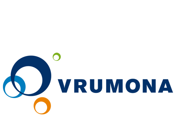 VRUMONA-logo met blauwe en oranje cirkelvormen op een witte achtergrond.