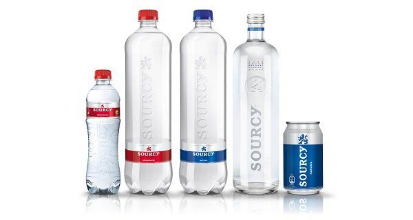 Drie doorzichtige plastic waterflessen en twee blikjes met een blauw etiket staan ​​op een witte achtergrond op een rij.