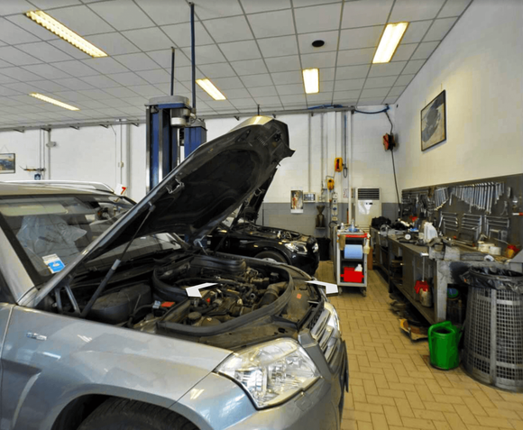 manutenzione del motore di un'auto