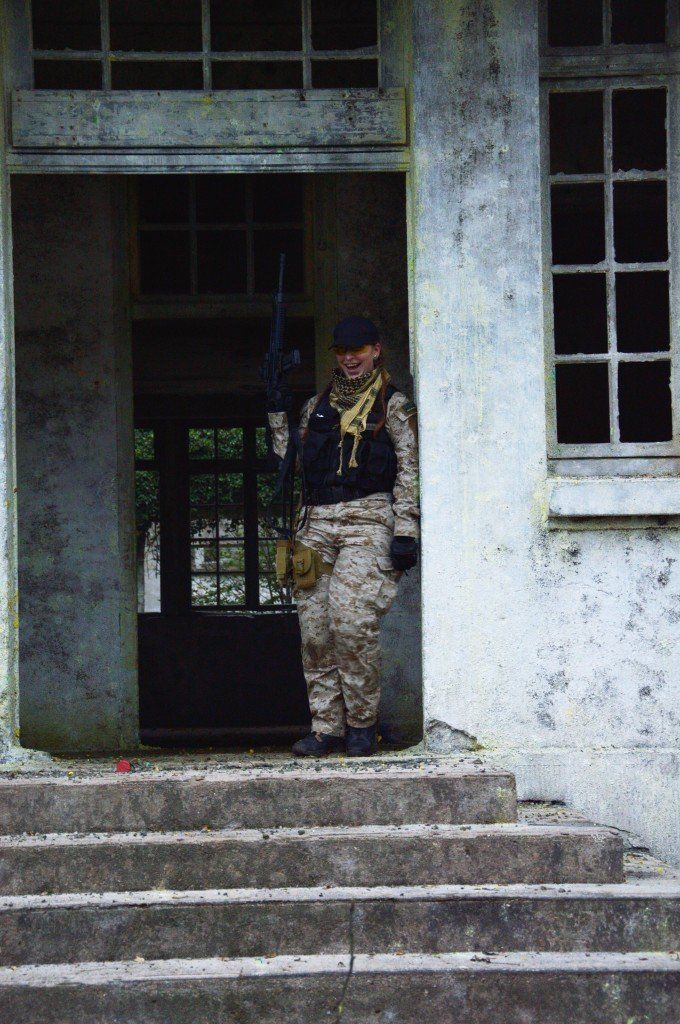 Ein Mann in Militäruniform steht im Eingang eines Gebäudes