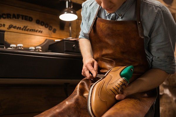 realizzazione di una scarpa in cuoio