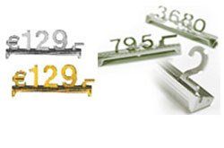 Ein Haufen Metallteile mit Zahlen darauf auf weißem Hintergrund.