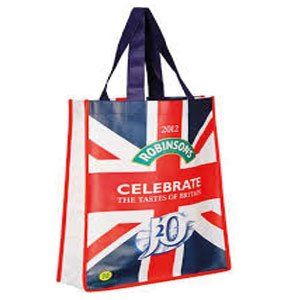 Eine rot-weiß-blaue Einkaufstasche mit einer britischen Flagge darauf.