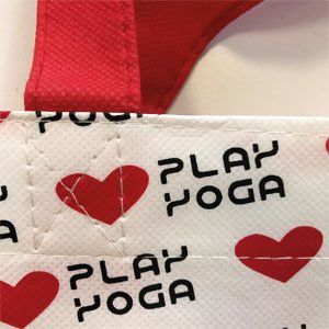 Eine Spiel-Yogatasche mit roten Herzen darauf