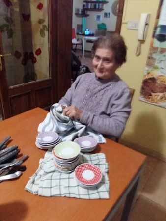 Un ospite della casa famiglia con due operatori