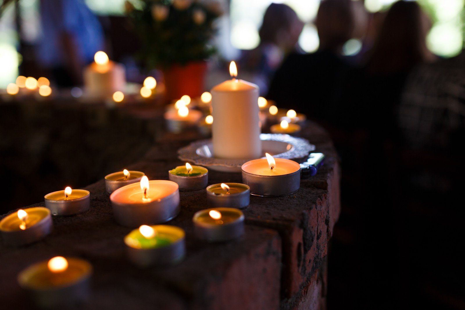 cerimonia funebre religiosa o laica
