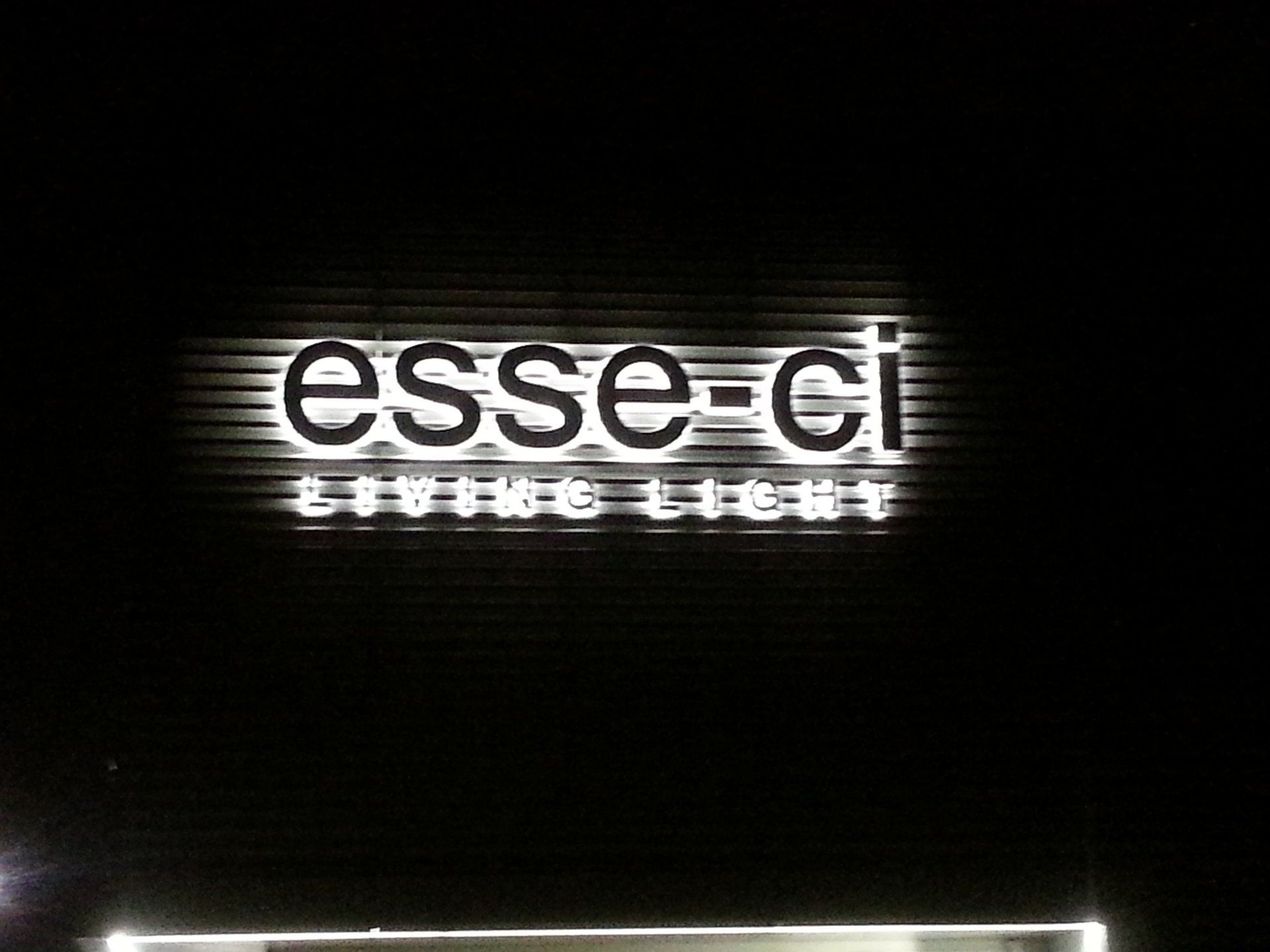 insegna esseci-living illuminata