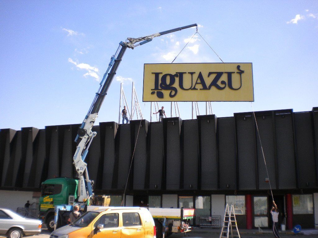 autogru installa insegna iguazu