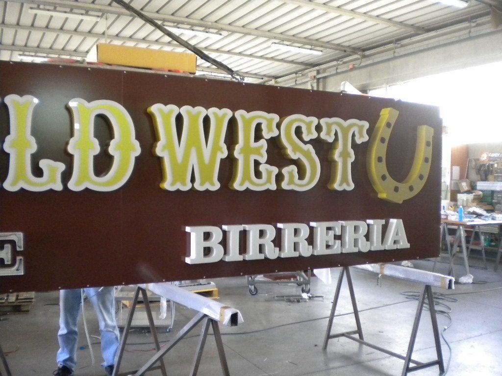 dettaglio cartellone old wild west birreria