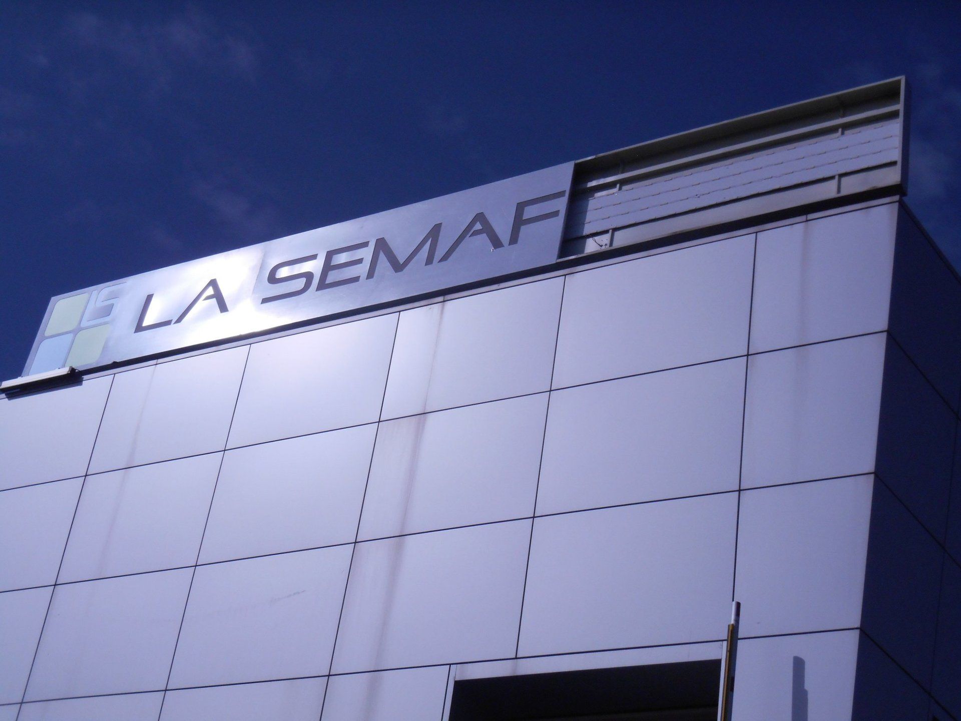 insegna la semaforica durante installazione