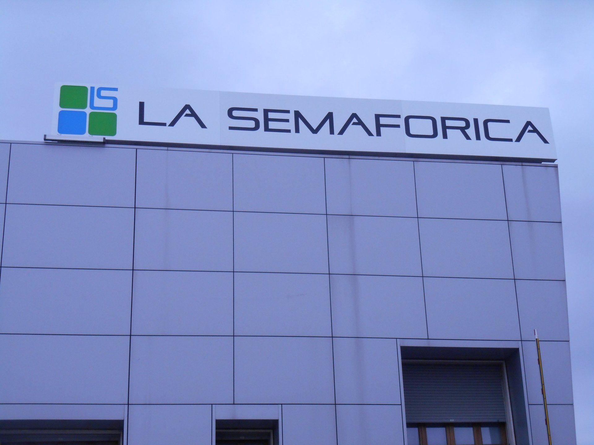 edificio con insegna la semaforica