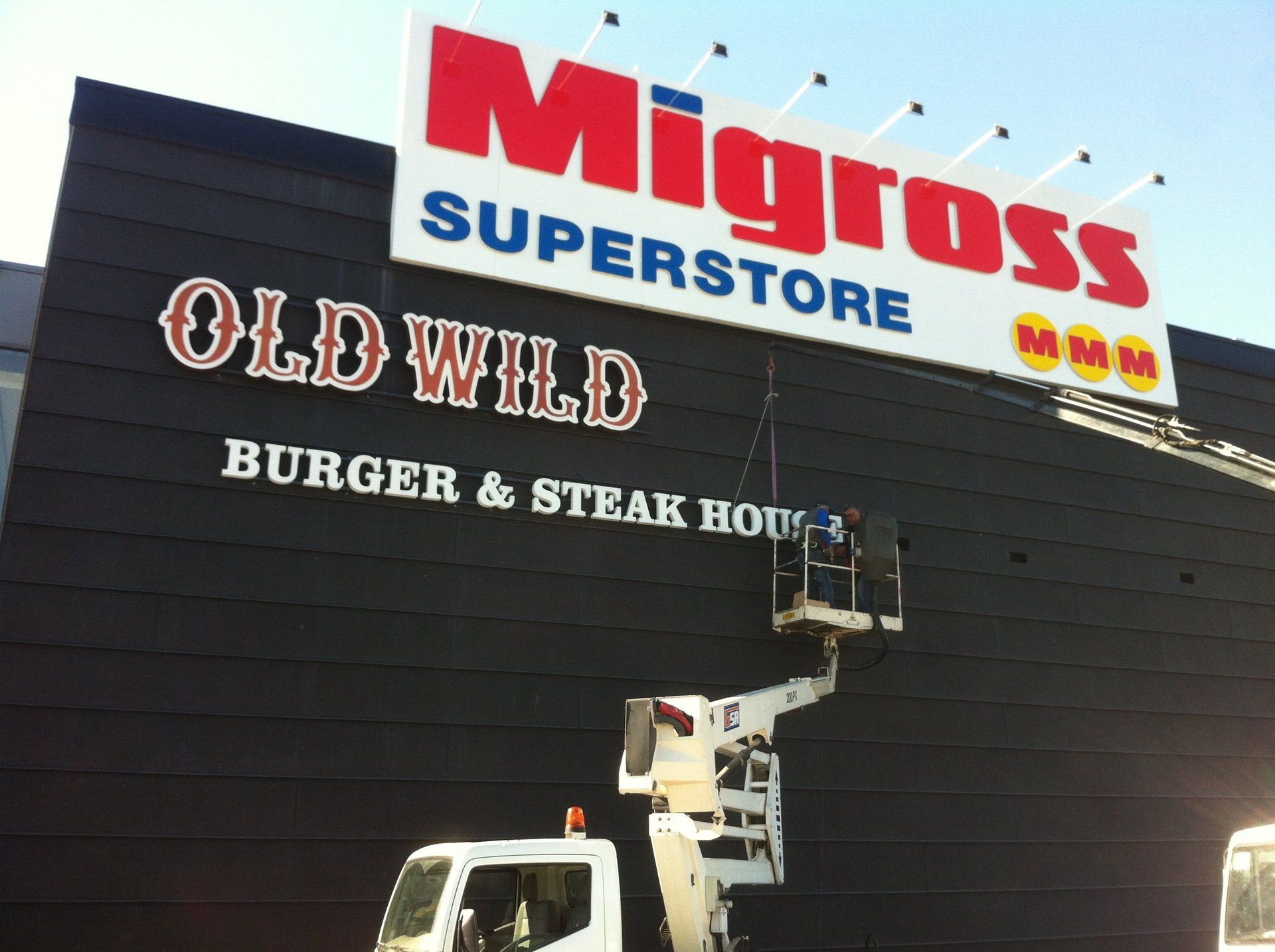 insegne di old wild west e migross superstore