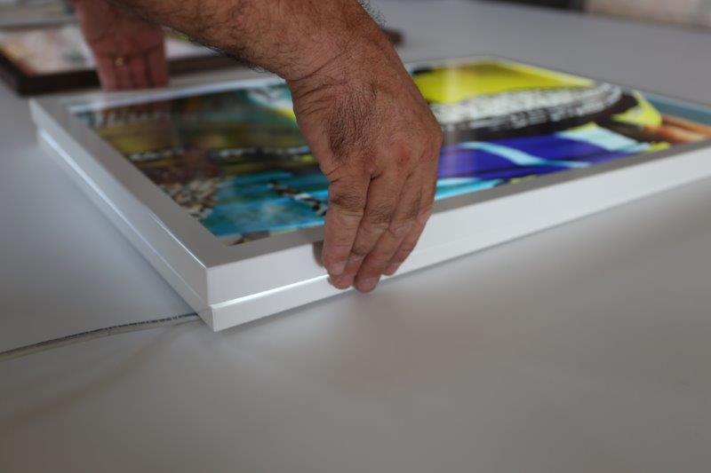 mani poggiano quadro luminoso su scrivania