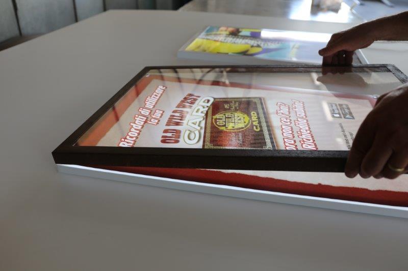 installazione cornice su quadro luminoso