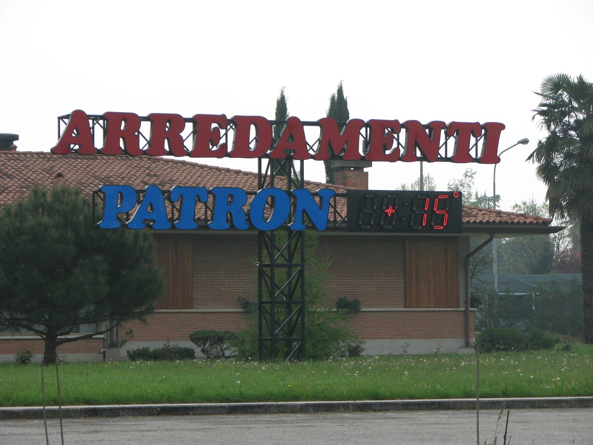 edificio e cartellone arredamenti patron