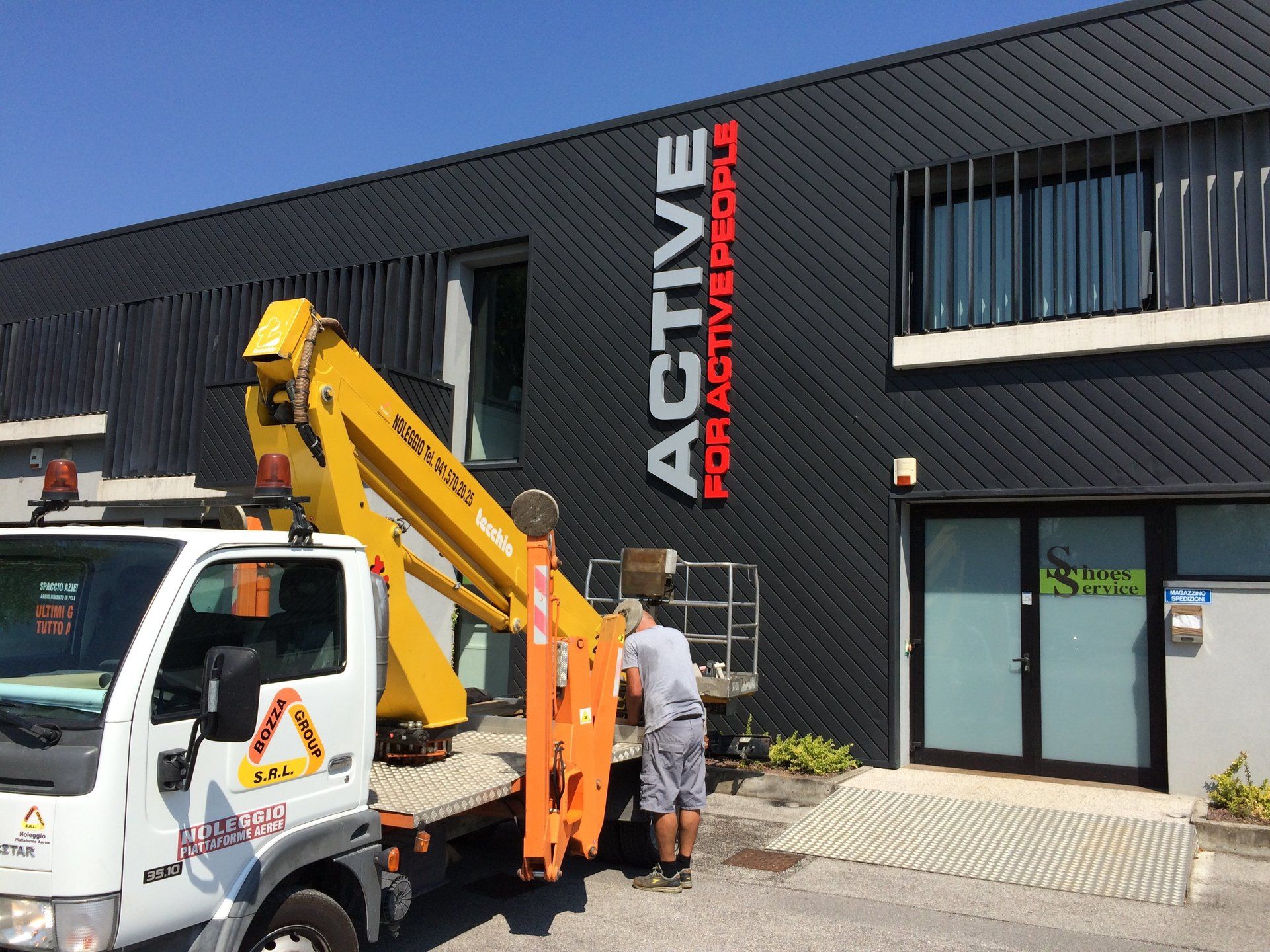 scritta active for active people su edificio