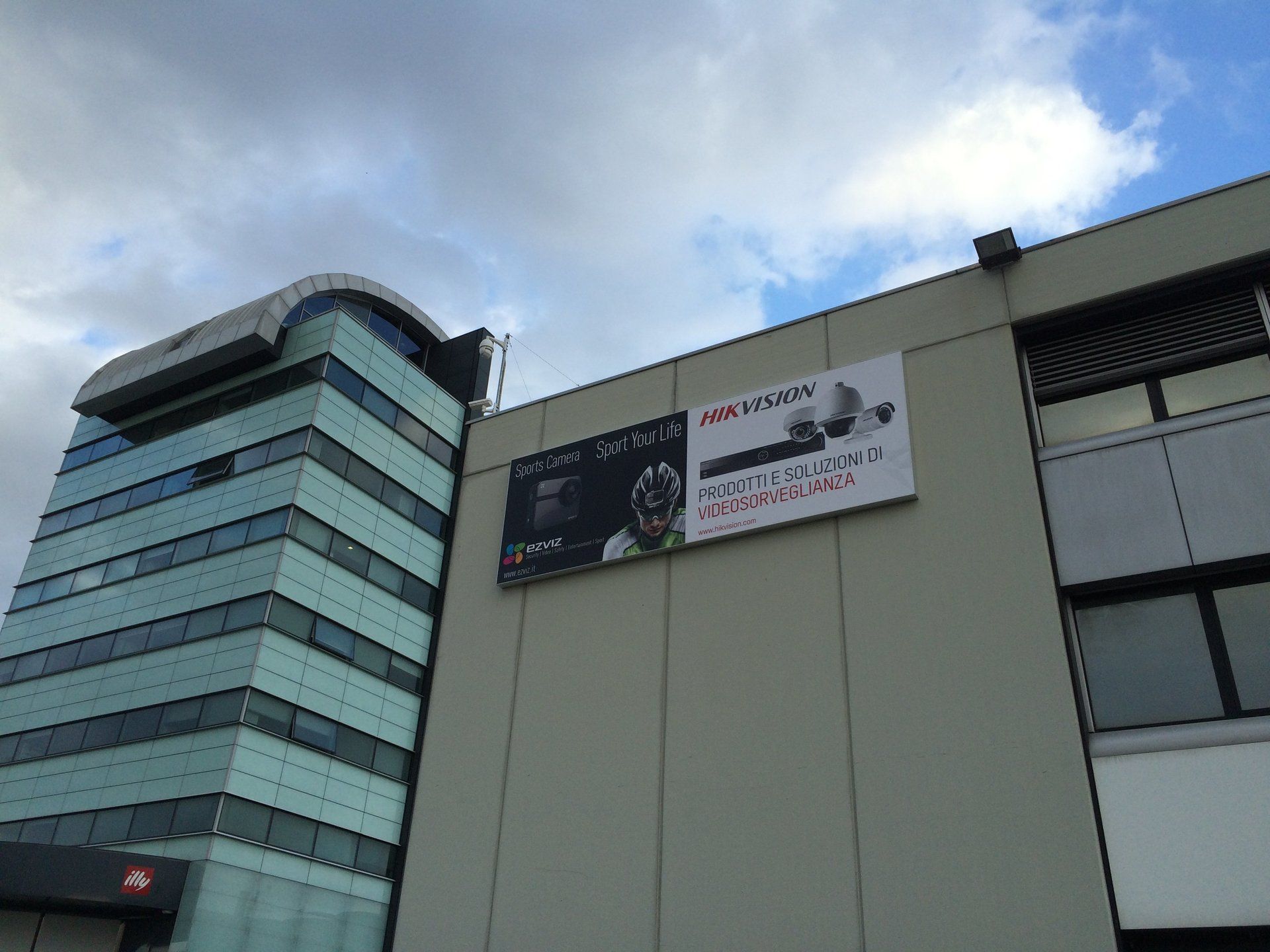 edificio con cartellone pubblicitario