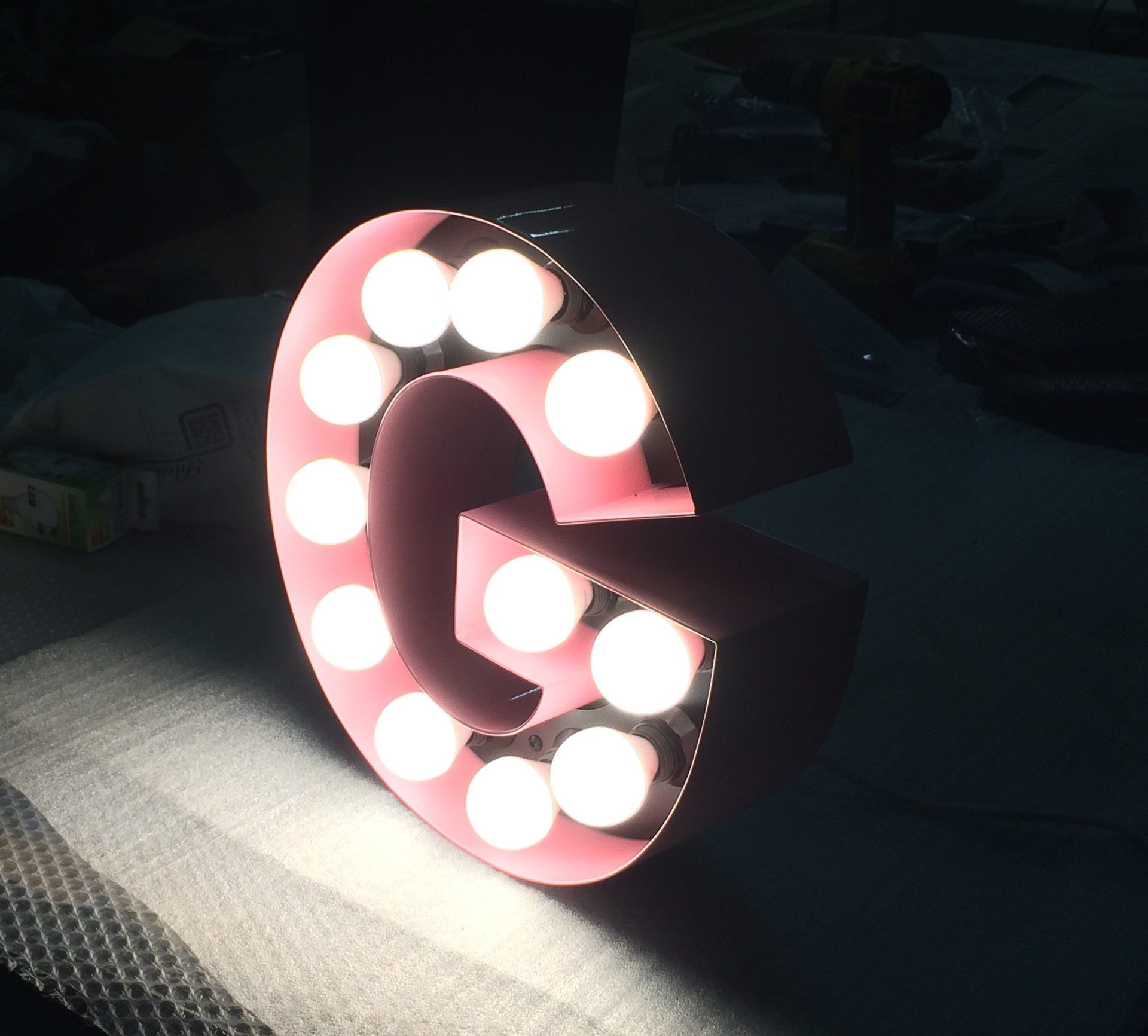 lettera g di insegna illuminata