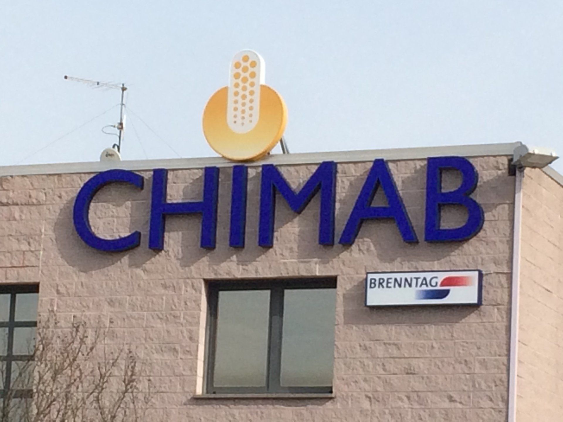cartellone con logo chimab