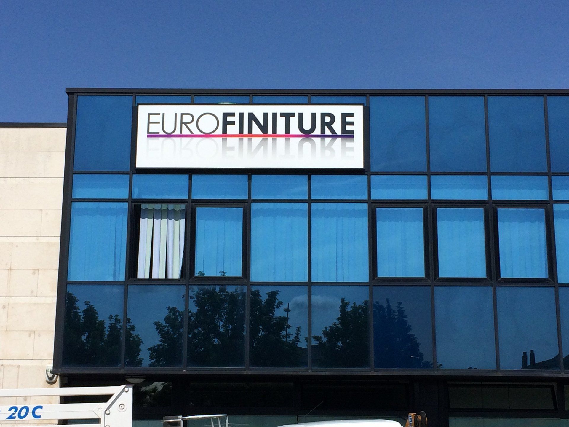 insegna eurofiniture su edificio