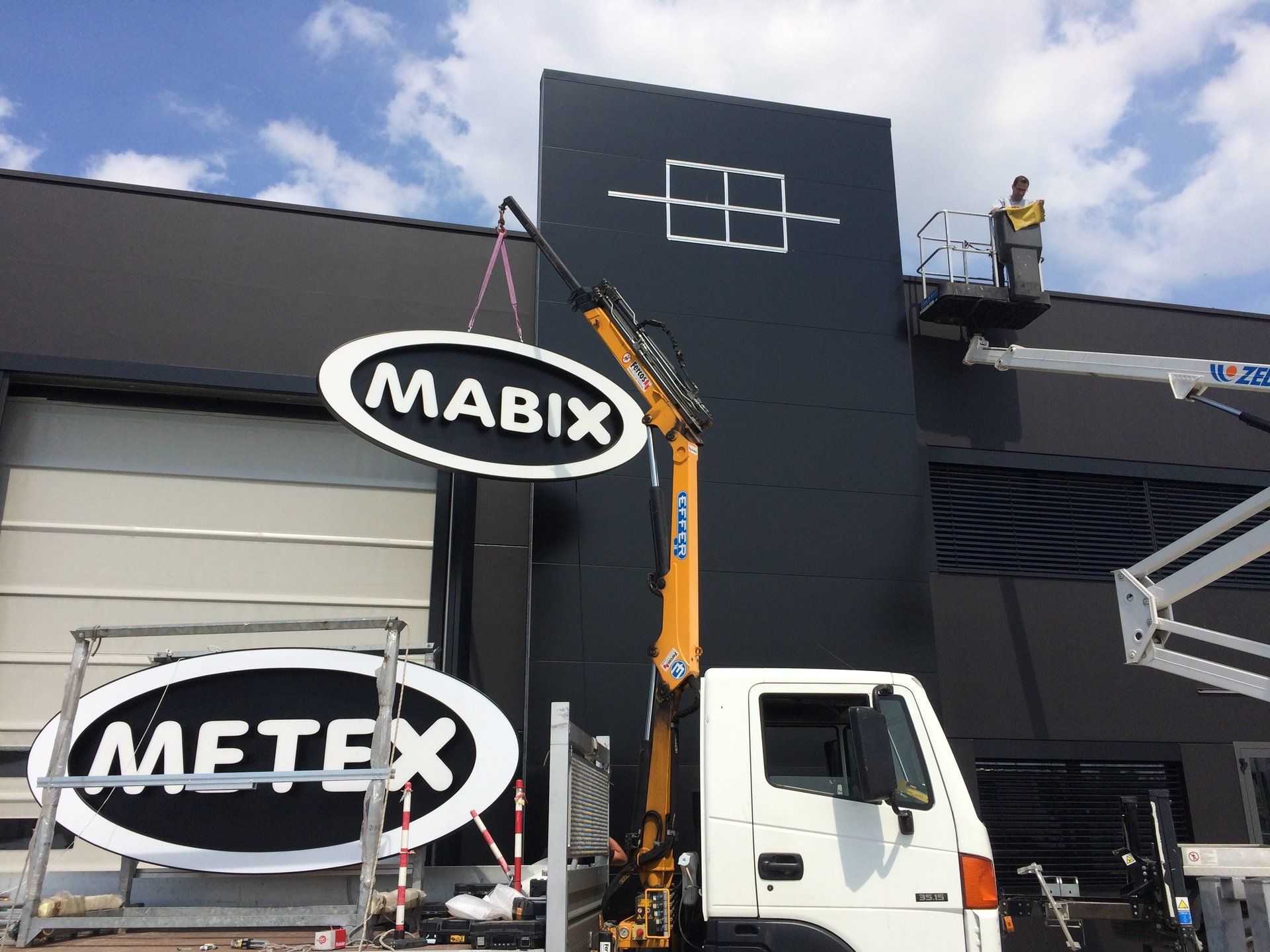 installazione di insegna mabix