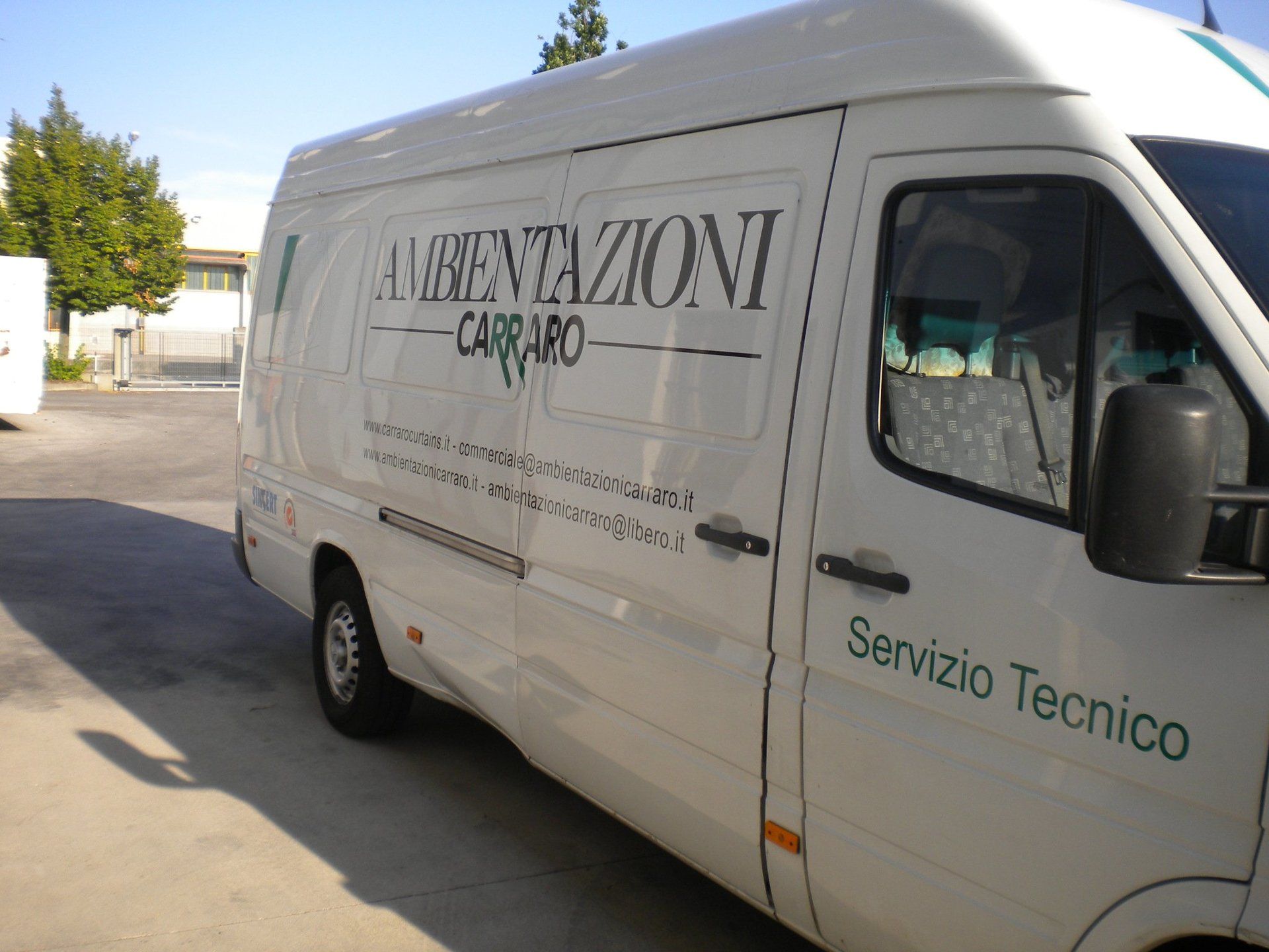 furgoncino con scritta promozionale