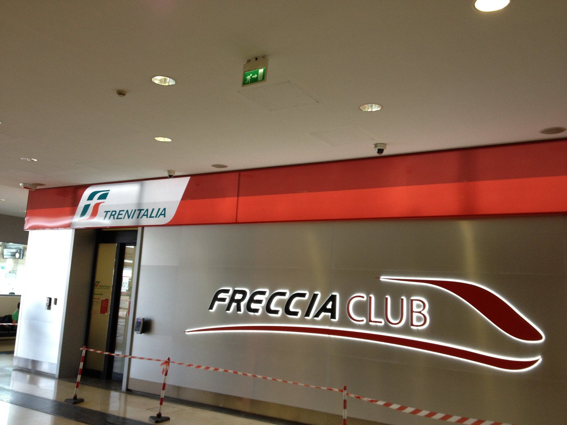 scritta frecciaclub e insegna trenitalia
