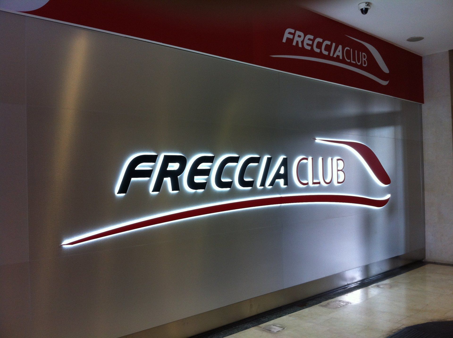 scritta luminosa frecciaclub