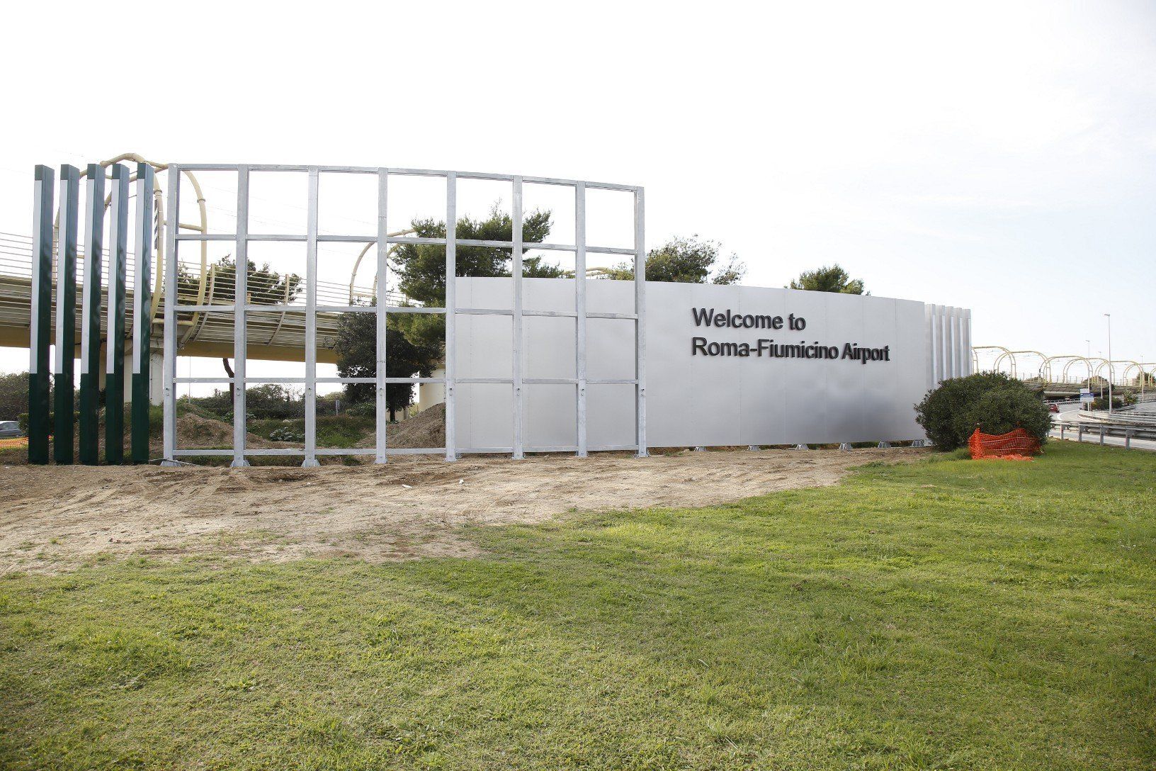 muro con scritta roma fiumicino airport