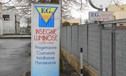 cartellone pubblicitario dell'azienda di insegne