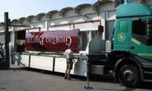 camion per la consegna di insegne