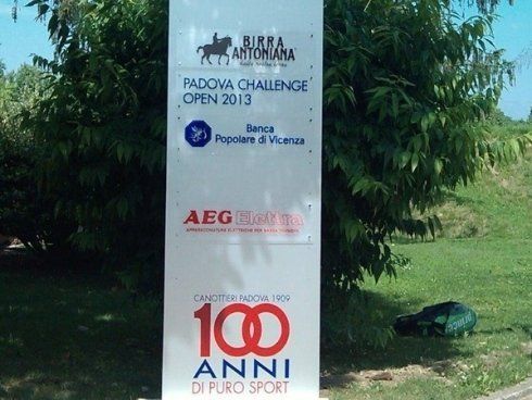 totem promozionale di diversi marchi