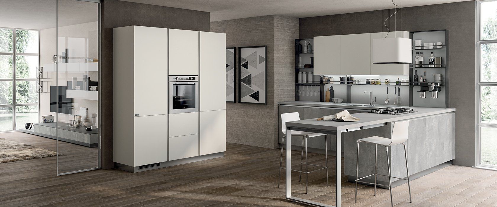 Cucina moderna con mobili bianchi, isola grigia e sgabelli da bar.