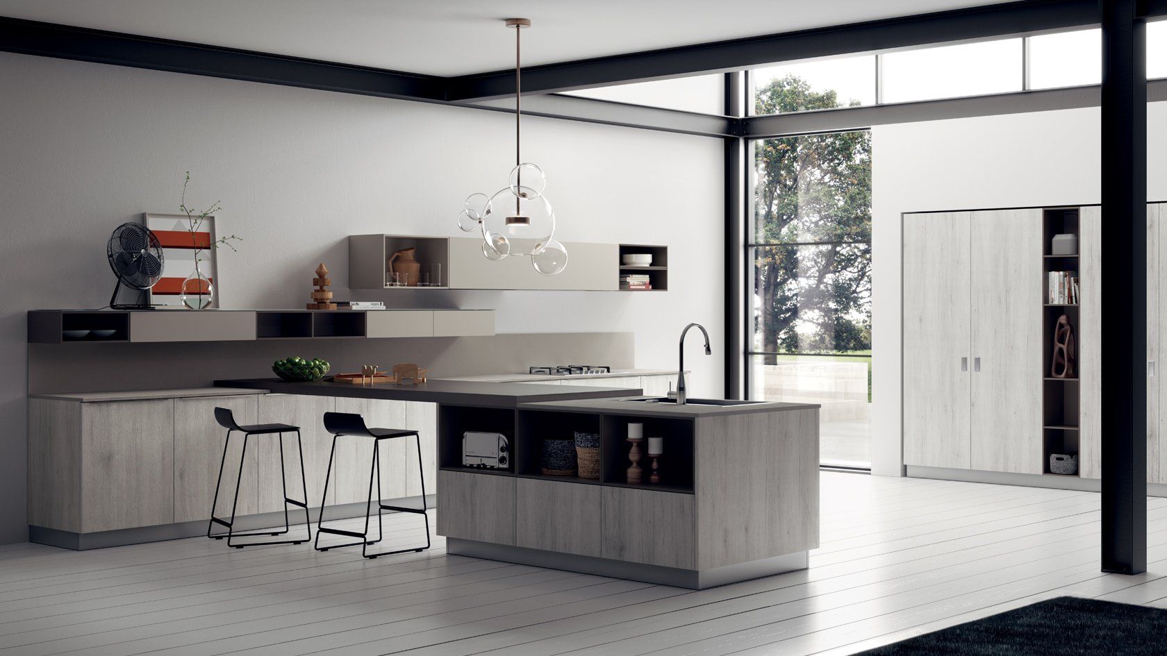Cucina moderna con mobili in legno chiaro, isola e sedute. Ampia finestra e dettagli scuri.