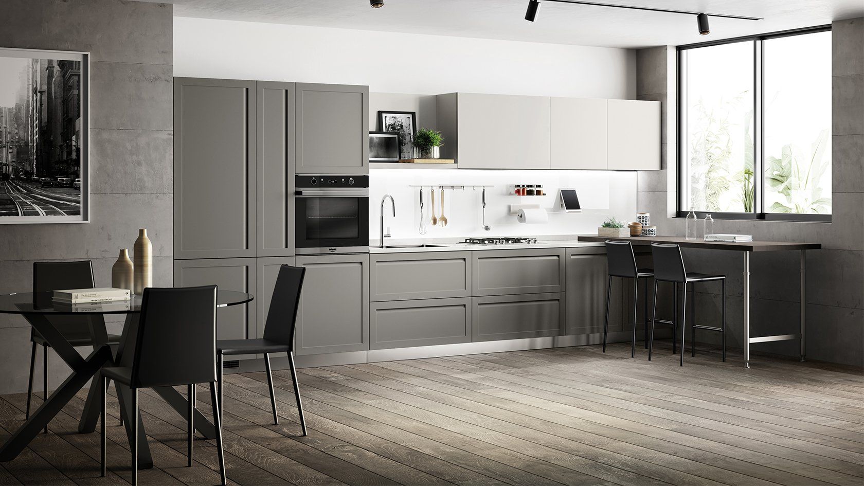 Moderna cucina grigia con zona pranzo; sedie nere, un tavolo e ampie finestre.