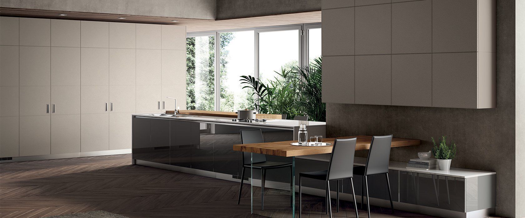 Cucina moderna con mobili chiari, isola e tavolo da pranzo. Ampia finestra con verde.