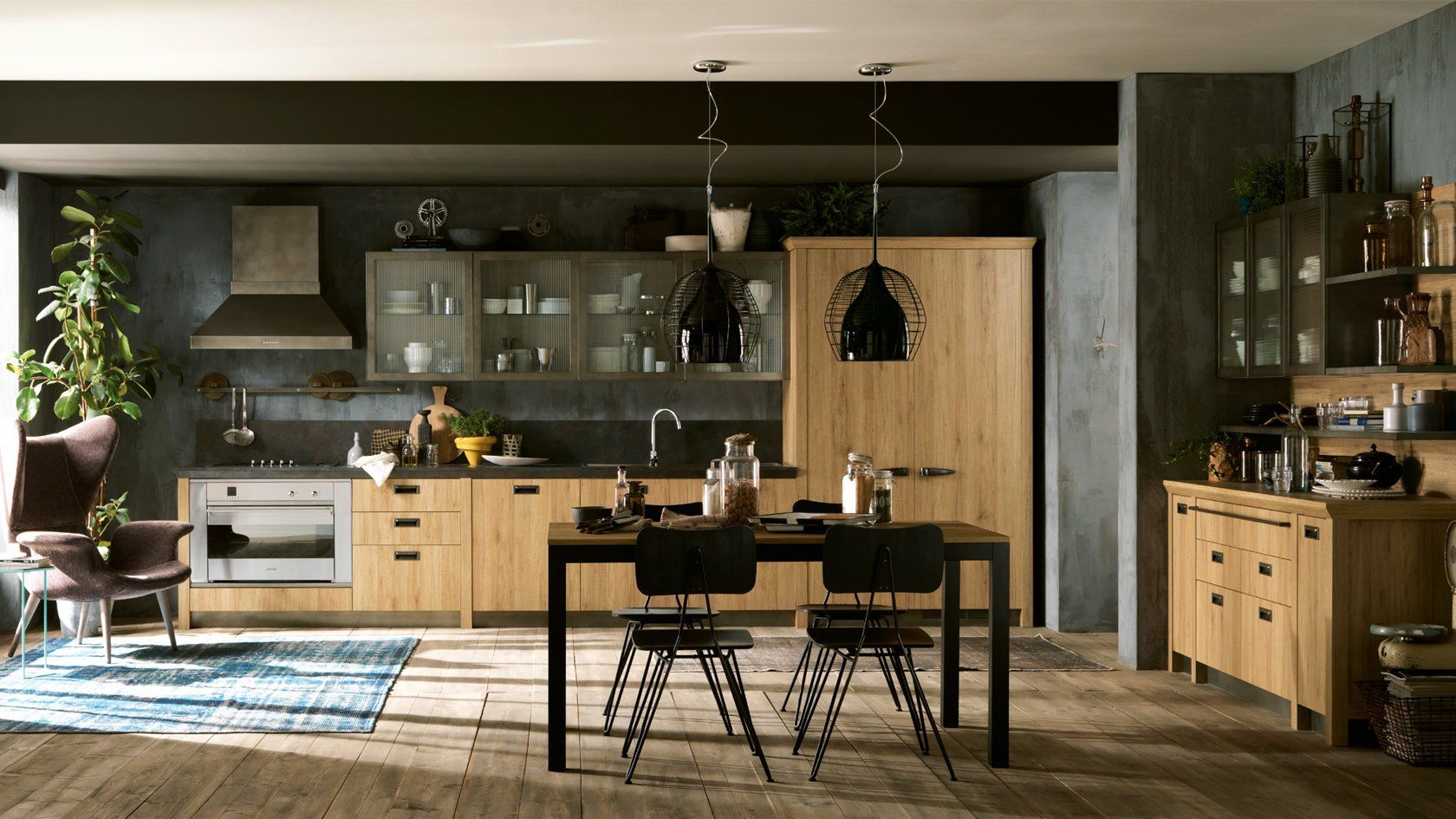 Cucina rustica con mobili in legno, ripiani neri, tavolo da pranzo e piante decorative.
