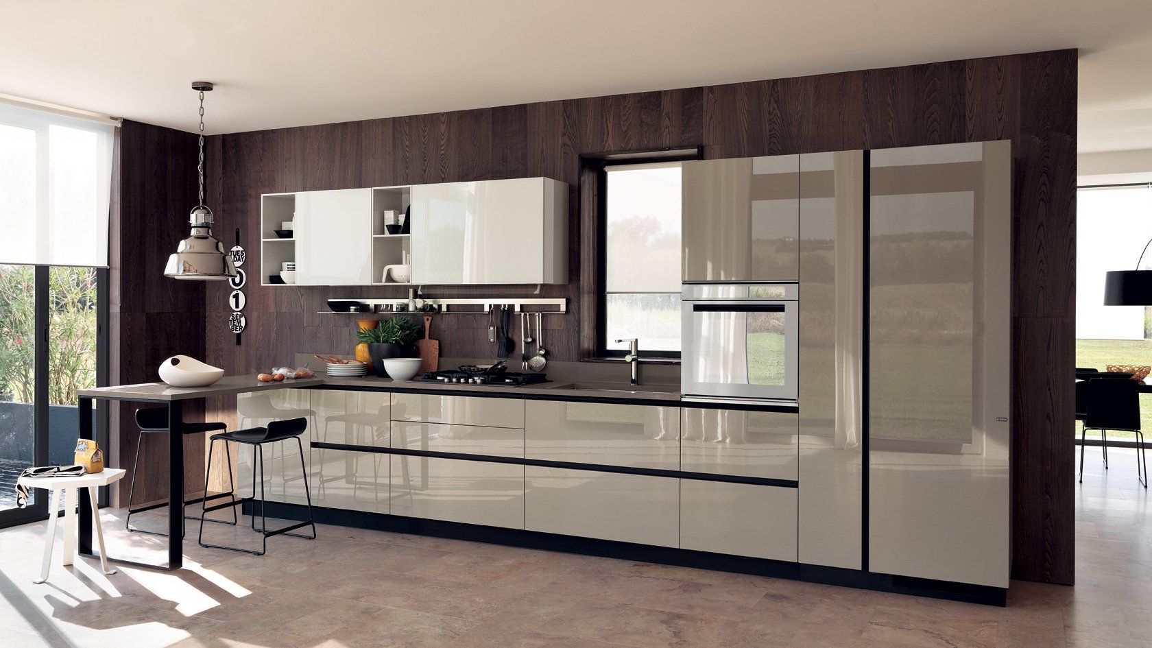 Cucina moderna con mobili grigio chiaro, pannelli in legno scuro e un piccolo bancone per la colazione.