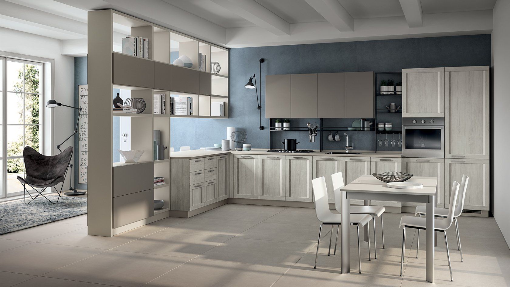 Cucina moderna con mobili bianchi, parete con dettagli blu e tavolo da pranzo.