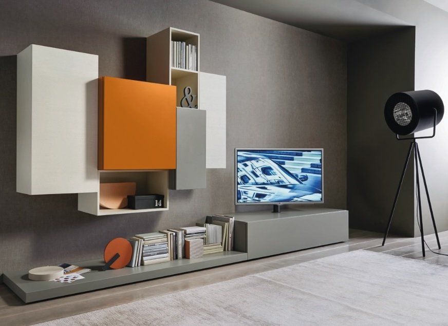 Soggiorno moderno con mensole sospese, TV, decorazioni murali arancioni e grigie.